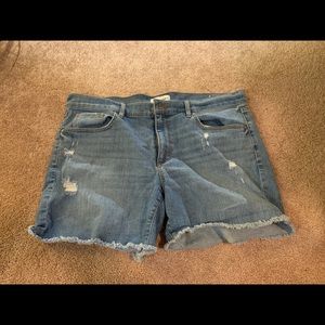 Frayed hem denim shorts